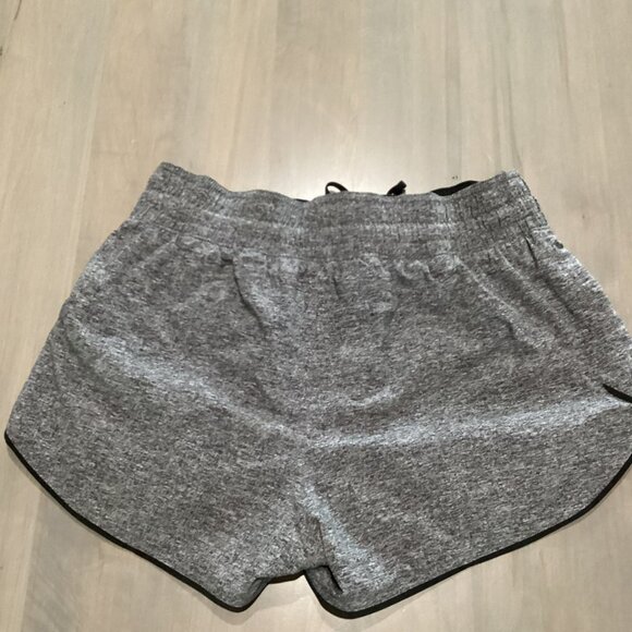 Lululemon Black/Gray Choose a Side Reversible Mid-Rise Shorts - 3" Inseam - Picture 2 of 8